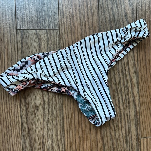 O’Neill reversible bikini bottoms size medium - Picture 5 of 8